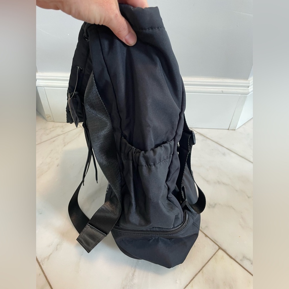 New! Beyond Yoga convertible black backpack or shoulder bag w/shoe compartment - Picture 7 of 8